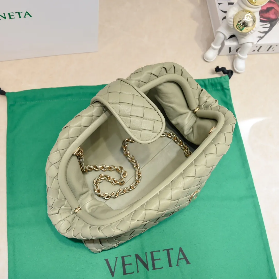 Batch 2260 Bitters Venetia 2024 summer series brings Lauren 1980 handbags back to the public eye. The design of the bag is inspired by ancient Roman architecture. It uses the brand's iconic Intrecciato lambskin woven bag body with a hard frame. No logo can be seen on the whole bag. It is equipped with a leather woven metal chain. When using it as a clutch, just put the chain directly in the bag ~ showing an elegant and timeless style. Decades later, when Lauren Hutton once again walked on the Bottega Venetia spring and summer show with this bag, the charm of the year still remains intact despite the passage of time. Size: 31.5*16.5*11 Style number: 5807#